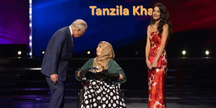 پاکستانی خاتون تنزیلہ خان نے امل کلونی ویمنز امپاورمنٹ ایوارڈ جیت لیا