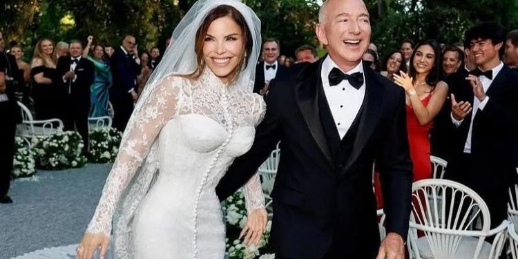 جیف بیزوس کی شادی : تنقید کیوں؟ 