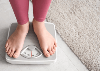 کارڈیو اور ڈائیٹ کے بغیر وزن کس طرح کم کیا جائے؟ 10 کارڈیو اور ڈائیٹ کے بغیر وزن کس طرح کم کیا جائے؟