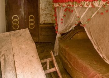 Insaniyat vs Dikhawa: Hum Kis Taraf Kharay Hain?